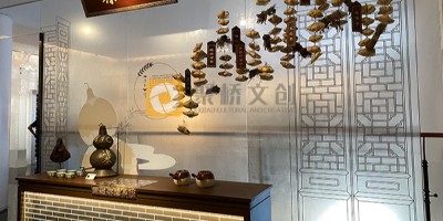 红色纪念馆展示内容中，如何进行人物塑造与故事叙述？